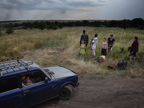 Photo of people in a field in the Russian city of Donetsk, near the Ukrainian border.
