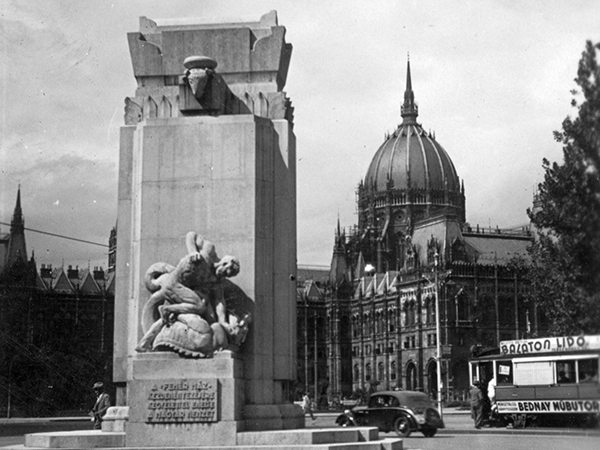 A black and white photo of a monument, presumably in a Hungarian city.